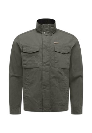 Herrejakke i letvægt i olivengrøn med høj krave, to brystlommer med klap, sidelommer og frontlukning med trykknapper.