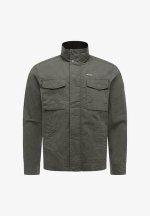 Męska oliwkowa lekka kurtka z wysokim kołnierzem, dwoma klapowymi kieszeniami na piersi, kieszeniami po bokach oraz przednim zapięciem na napy.