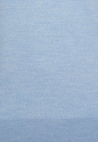 Tissu tricoté bleu clair avec un ourlet côtelé bleu foncé en bas.