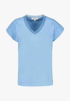 Světle modrý dámský top s krátkým rukávem a výstřihem do V, který je ozdoben krajkovým lemem a malou značkovou etikou blízko spodního okraje.