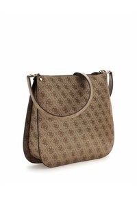 Sac à main marron à motif, de forme courbée, avec un fond plat et une bandoulière ajustable. Détail avec un imprimé de logo et des accents en cuir lisse.