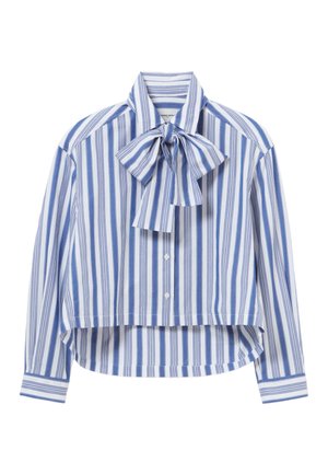 Chemise à rayures bleues et blanches avec un détail de nœud papillon au cou, présentant un ourlet court et des manches longues avec des ouvertures aux poignets.