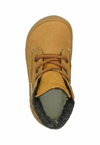 Bota de ante marrón con cordones marrones, forro de lana y suela de goma. Presenta punta redondeada y costuras blancas a lo largo de los bordes.