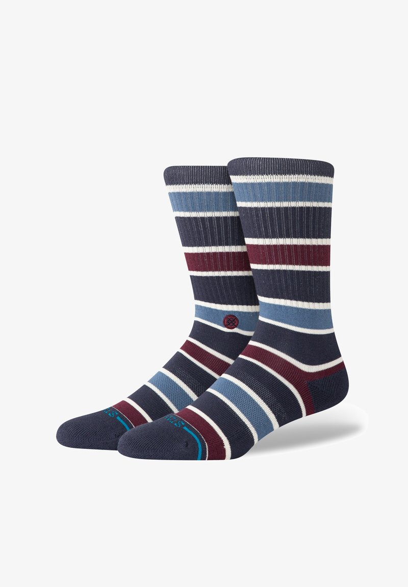 Baumwollsocken mit Streifen in Marineblau, Hellblau, Burgunderrot und Weiß. Gerippte Textur mit kontrastierendem Zehen- und Fersenbereich in Marineblau.