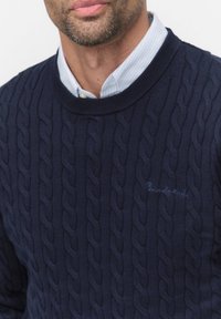 BONDELID DAVE CABLE CREW NECK - Trui - navy