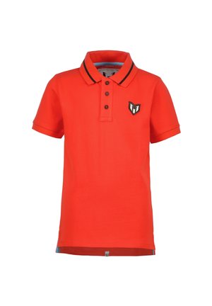 Rotes Polohemd mit kurzen Ärmeln, schwarz umrandetem Kragen, dreiknöpfiger Knopfleiste und kleinem schwarz-weißem Emblem auf der linken Brust.