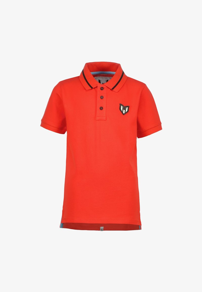 Polo rouge à manches courtes avec col bordé de noir, patte à trois boutons et petit emblème noir et blanc sur la poitrine gauche.