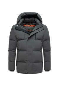 Pilkas užpildytas džemperis su gobtuvu, turintis užtrauktuką priekyje, snap mygtukus ir juodus akcentus. Apima pūkuotą siuvinėjimo tekstūrą ir ryškią oranžinę vidinę etiketę.