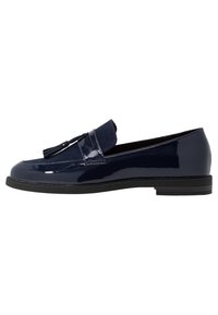 Mørkeblå lakkloafers med en semsket frynsedetalj. Rund tå og lav gummihæl med sømdetaljer langs sålen.