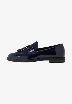 Navyblaue Lackleder-Slipper mit einer Akzentuierung aus Wildlederfransen. Runde Zehenform und niedriger Gummihammer mit genähten Details entlang der Sohle.