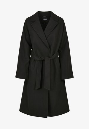 Melna apmetņa mētelis, izgatavots no teksturēta auduma, ar iegrieztu apkakli, garām piedurknēm un atbilstošu jostu, kas sasieta ap vidukli.