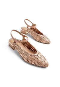 Des chaussures slingback tissées en or rose avec un bout pointu, un petit talon carré, et une sangle cheville réglable dotée de découpes.