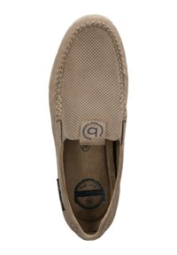 Beige instap schoen van geperforeerd suede, met een ronde neus en gestikte accenten. Beschikt over een cirkelvormig logo in de binnenzool.