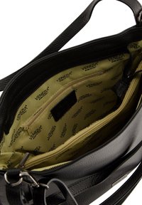 Schwarze handgefertigte Lederhandtasche mit einem gelben Innenfutter, die über mehrere Fächer und einen Reißverschluss verfügt. Ausgestattet mit einem Futter, das mit dem wiederholten "Venezia"-Branding bedruckt ist.