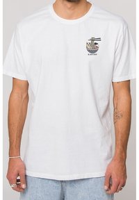 Biała bawełniana koszulka z krótkim rękawem, z małą grafiką miski i pałeczek na lewej piersi. Klasyczny krój.