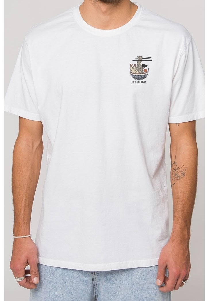 Biała bawełniana koszulka z krótkim rękawem, z małą grafiką miski i pałeczek na lewej piersi. Klasyczny krój.