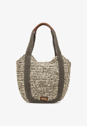 Bolso de paja tejido con asas y ribete de ganchillo en marrón oscuro, que presenta una pequeña etiqueta de marca en cuero marrón "mtng." en la parte delantera.