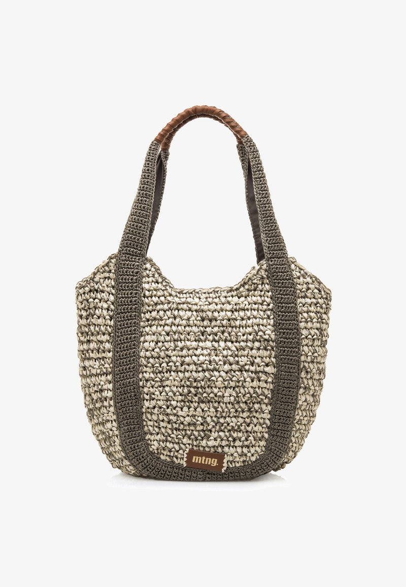 Bolso de paja tejido con asas y ribete de ganchillo en marrón oscuro, que presenta una pequeña etiqueta de marca en cuero marrón "mtng." en la parte delantera.