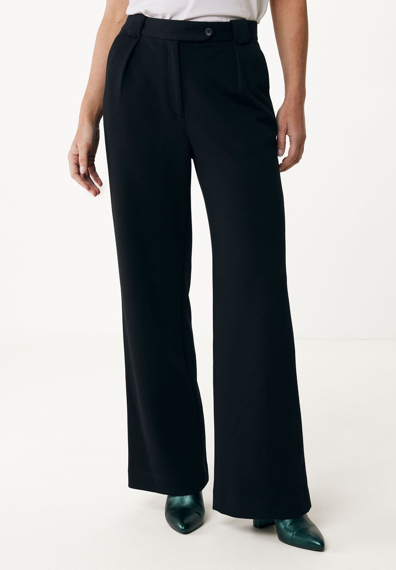 Pantalones de pierna ancha negros con frente plano, que cuentan con un cierre de botón y pasadores para cinturón. Tela suave con un corte ajustado.