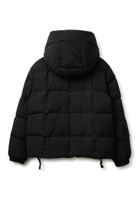 Czarna kurtka puchowa o pikowanej konstrukcji, z dużym kapturem, elastycznymi mankietami i regulowanymi sznurkami u dołu.