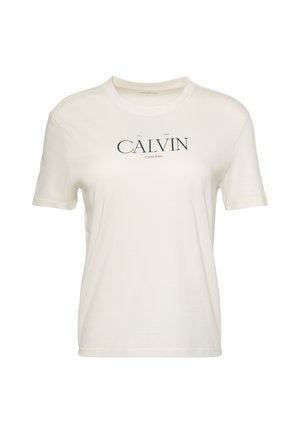 T-shirt blanc à manches courtes et col rond avec "CALVIN" en grandes lettres noires et "Calvin Klein" en texte rouge plus petit en dessous, sur la poitrine.
