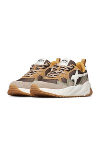 Sneaker marrone, beige e verde oliva con materiali in rete e suede; accentuazione in forma di stella bianca; suola imbottita; design con lacci.