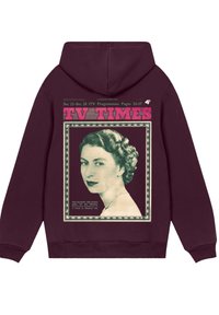 Bordeauxfarbener Hoodie mit Vintage-Druck des "TV Times"-Magazins, der ein schwarz-weißes Porträt einer Frau mit gestyltem Haar und Perlenkette zeigt.