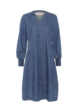 Vestido de mezclilla con escote en V, detalle de botones, mangas largas abullonadas y un volante recogido en el dobladillo. Tela suave de color azul con una textura lisa.