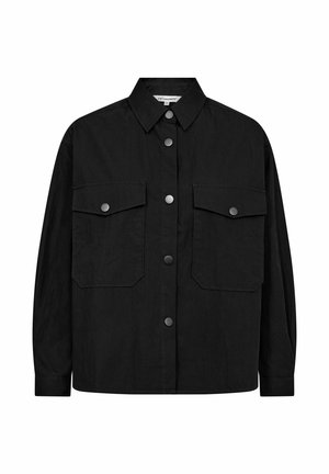 Černá košile z texturované látky s ostrým límcem, dvěma předními kapsami a patentními knoflíky. Dlouhé rukávy s manžetami na knoflíky.