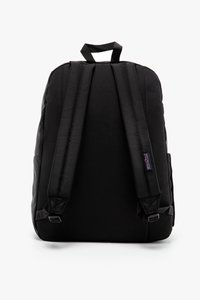 Sac à dos noir avec des bretelles rembourrées et une poignée supérieure. Présente une texture lisse et mate ; pas de motifs ou d'accents visibles. Design simple.