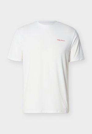 T-shirt blanc à manches courtes et col rond avec un petit logo rouge « Helly Hansen » sur la poitrine en haut à gauche.