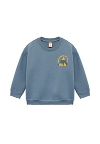 Niebieska bluza z miękkiego materiału, z długimi rękawami i prążkowanym dekoltem. Na froncie znajduje się grafika z górami i napisem "PRZYGODA CZUJE SIĘ GDZIEŚ TAM."