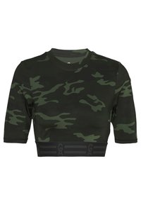 Lyhythihainen tummanvihreä kamouflagekuvioinen crop-top, jossa on pyöreä pääntie ja musta nauha logopainatuksilla helmassa.