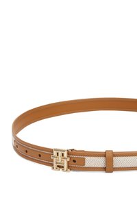 Cinturón de cuero marrón con una hebilla de hardware dorado que presenta un doble logo "H". El cinturón tiene un acento de textura trenzada y agujeros ajustables.