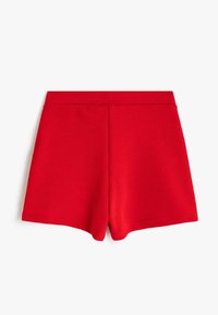 Rode textured stoffen shorts met een hoge taille en rechte zoom, plat gelegd op een witte achtergrond.
