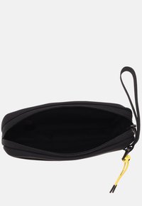 Pochette nera con zip realizzata in materiale liscio, con un anello accentato giallo e un ampio interno con rivestimento strutturato.