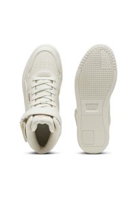 Weiße hohe Sneakers aus Leder mit perforierter Zehenpartie, flachen Schnürsenkeln, Klettverschluss und strukturiertem Gummiprofil mit Rautenmuster.