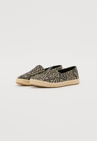 Sorte og beige mønstrede espadriller med vevd tekstiloverdel, avrundet tå og naturlig jute tau såle. Uformell slip-on design.