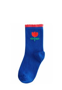 Blauer Baumwollsocken mit einem gewellten roten oberen Rand, der ein rotes Blumen- und grünes Blätterdesign zeigt. Rippenstruktur über den gesamten Socke.