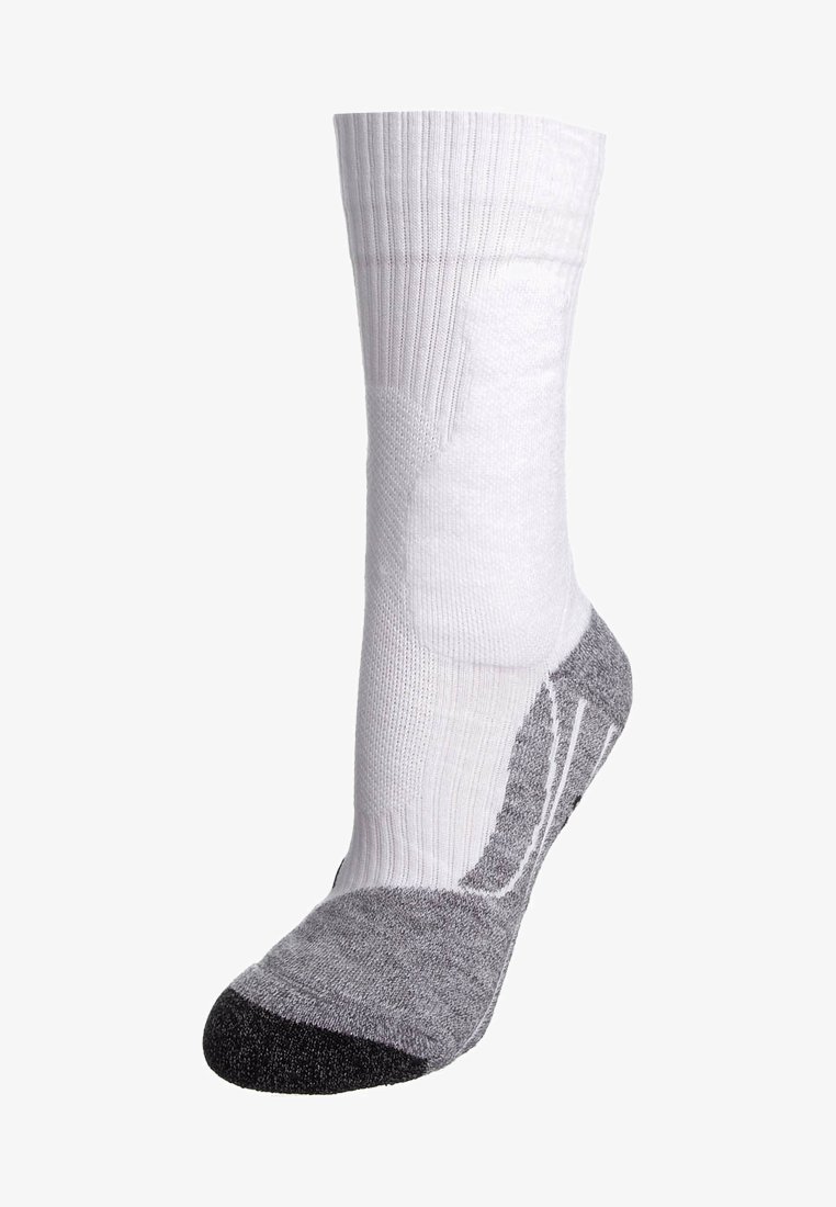 Witte en grijze sok met ribbelrand, gevoerde voetbed en versterkte hiel. Materiaal lijkt ademend met een contrasterende zwarte teen.