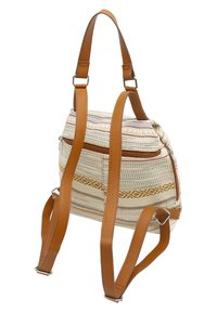 Zaino in tessuto intrecciato beige con strisce rosse e dorate. Presenta spallacci in pelle marrone e una tasca con zip sul lato.