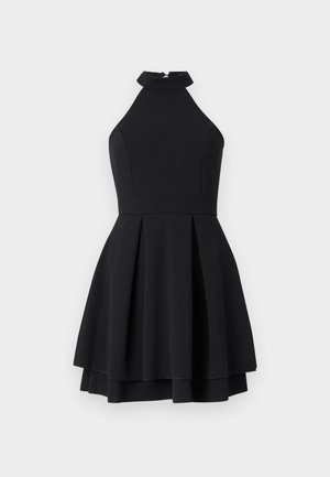 Robe noire à col halter en tissu structuré, avec un corsage ajusté, une jupe évasée et un design plissé. Fermeture au dos.