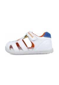 Sandali sintetici bianchi con fodera arancione, accentuazione blu sul tacco, design aperto con ritagli, cinturino regolabile e suola testurizzata.