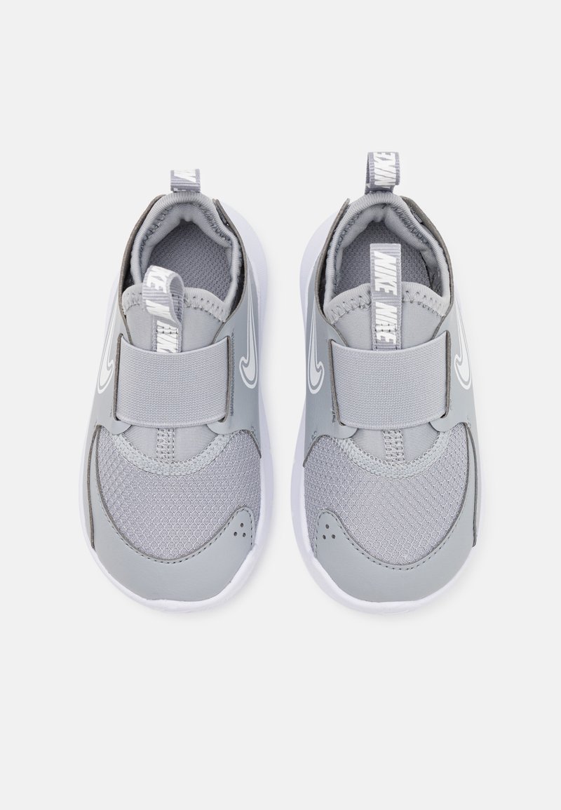 Grijze sportschoenen van synthetisch en ademend mesh met een klittenbandsluiting, voorzien van een gestructureerd patroon en een witte zool.