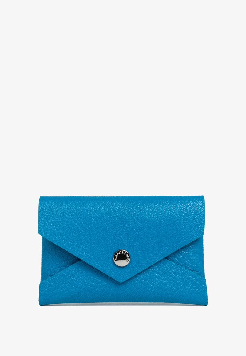 Portafoglio in pelle blu con design a busta, superficie testurizzata, chiusura a scatto argentata e un'estetica minimalista.