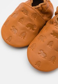 Robeez BEAR'S WALK UNISEX - Tøfler - camel