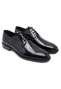 Schwarze Leder-Halbschuhe mit glänzendem Finish, runder Zehenform, Schnürdesign und niedrigem Absatz. Glatte Textur mit minimaler Nahtverarbeitung.