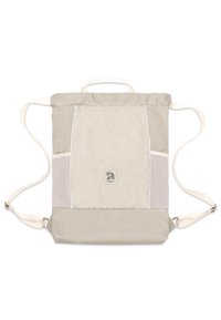 Zaino beige chiaro realizzato in tessuto resistente. Presenta una tasca in rete, spallacci regolabili e un logo su etichetta sul davanti. Texture liscia.