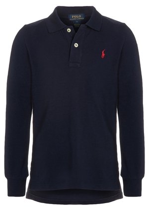 Marineblauwe polo met lange mouwen, gemaakt van katoen, klassieke kraag, placket met twee knopen, geborduurd rood logo op de linkerborst, geribbelde manchetten.