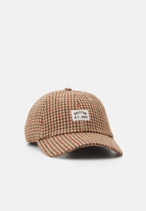 Brązowa i beżowa czapka baseballowa w wzór pepitki, z zakrzywionym daszkiem i białą naszywką z napisem "BRIXTON QLTY. GOODS" z przodu.